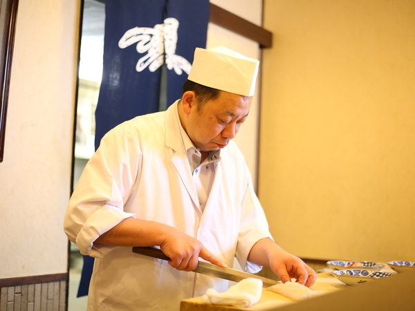 【正社員】週休２日固定休み／夏季・冬季休暇あり／住宅補助あり／交通費支給／食事補助／ホテルの社員食堂利用可能／研修制度あり